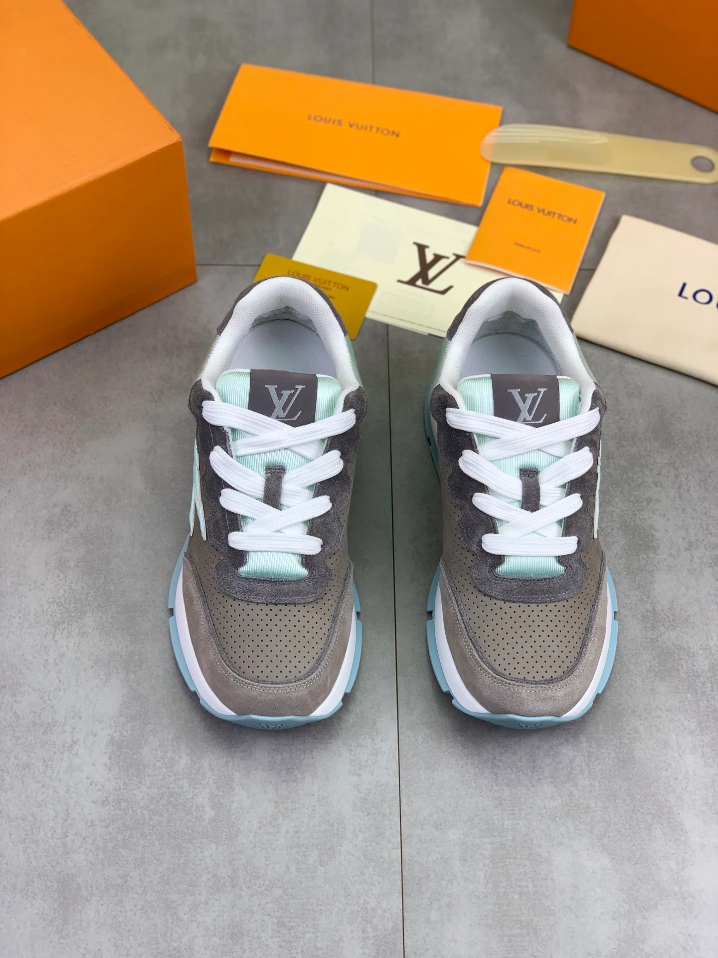 Factory price P700 💶 Top version [LOUIS VUITTON] Couple 🧑‍🤝‍🧑 Craftsman style Counter series (original order) New style 🍀LV Louis Vuitton - top version LV classic high-top trendy shoes! Made of imported original craft calfskin, original breathable lining, and original wear-resistant, lightweight, high-end TPU outsole! High quality products! 2️⃣ colors available, size: male 38-44 (45 46 customized)
